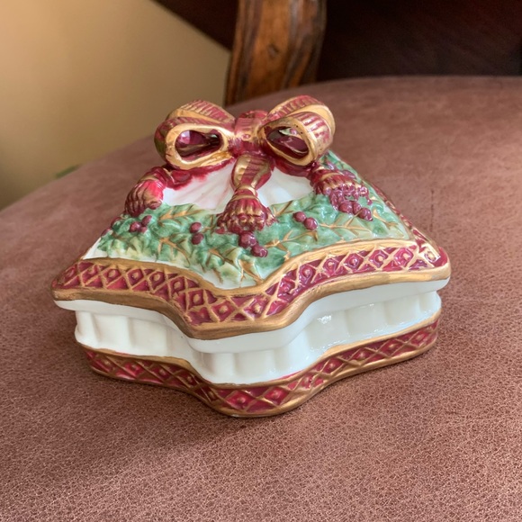 International Bazaar porcelain holiday tree shaped box - Picture 10 of 11